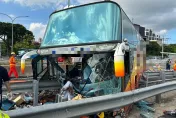 快訊/國1回堵3公里！遊覽車自撞分隔島「車頭稀爛」　楊梅休息站出口暫封閉