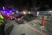 影/高雄失竊車拒檢逃給警察追　自撞後棄車烙跑…警循線追緝中
