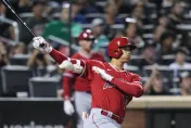 影/看不出右肘有傷！大谷翔平「二壘打」狠擊同鄉　3保送又沒球打