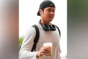 大谷帥氣進場！右手拎咖啡、左手提箱　網驚：拜託你休息一下