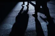 噁男暗戀對面辣妹女鄰居！假藉送便當熊抱對方慘挨告