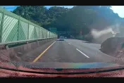 快訊/國3南下碧潭隧道外爆胎翻車！貨車「連續翻滾」影像曝光