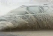 影/暴雨狂炸南投！民怨向政府陳情無解　停車場變「泳池」