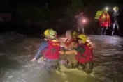 屏東午後雷雨溪水暴漲！警消冒險渡河搶救4溯溪客