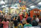 全台最大！小港龍湖廟5.2米高紙糊「大士爺」頭頂觀音像　普渡登場