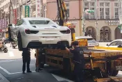 影/北市中正區遭註銷車牌「法拉利」霸停紅線　警帥氣整輛拖走