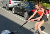 影/G奶妹偕愛犬過馬路！突拔河賽「晃雪球」　男駕駛們「甘心禮讓」變紅燈無悔