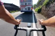 影/淡水客運逼單車廣播嗆：死爸媽　司機遭記大過！身份起底是慣犯