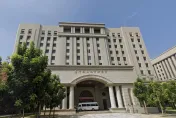 桃園郭台銘連署站又爆不法！租車行客人個資偽造連署書　3人聲押