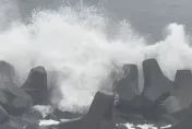 蘇拉民生/颱風逢大潮！台東富岡漁港激噴5米浪　大雨狂倒開車看不清路