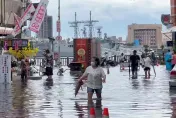 影/高雄旗津「大潮」水淹小腿肚！攤商叫苦連天　民眾涉水通行