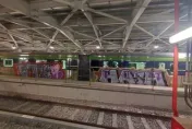 中捷車廂鬼畫符！兩嫌「快閃台灣塗鴉」秒離境　警發通緝