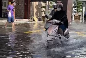 雨彈炸到機車妹超崩潰！網狂推拖鞋：超好用