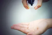 洗髮精含「矽靈」恐致毛囊阻塞？食藥署：無須過度擔心