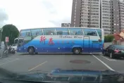 碰碰車？遊覽車反覆「前進又倒退」　路邊賓士和2機車慘被撞