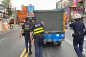 揪感心！貨車「刁」路中央發不動　暖警協同義交「推呀推」