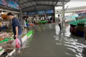 影/「水上市場」？海水倒灌淹魚市場　民眾涉水買魚驚：旁邊還有魚游過