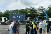 影/台南花園夜市再爆經營權糾紛　女股東吊掛貨櫃堵出入口
