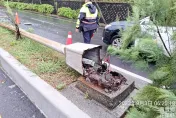 海葵颱風/強風伴豪雨！花蓮壽豐鄉台11線11.2K　路燈硬生生被吹倒