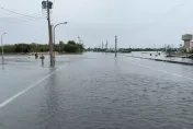 海葵颱風／雲林箔子寮海水倒灌「一片汪洋」　民眾躲水泥墩陷「孤島」