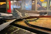 海葵颱風/飛來橫禍！台東鐵皮射進速食店　門窗遭砸破、機車全倒