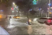 海葵颱風/高雄輕軌停駛周邊淹50CM　馬路變「小河」汽機車強行通過