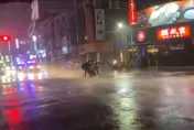 海葵颱風/高雄五甲人孔蓋飛離！警察深夜冒雨搶救　網感動：辛苦了