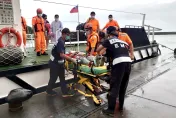 影/小琉球老婦手腕骨折　海巡派艇頂風破5米巨浪緊急後送