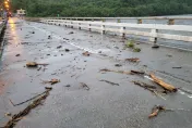 海葵颱風/黑夜水位升…淹過一座橋！5hrs後水位退去留枯枝…花蓮大橋現況曝