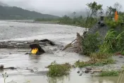 海葵颱風/巨風吹動16噸怪手！「撲通」掉進秀姑巒溪　現場畫面直擊