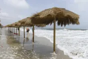 影/24小時雨量破215毫米！暴雨侵襲西班牙多地　街道慘淹陷滾滾泥流