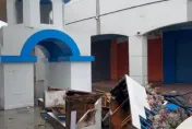 海葵颱風/風雨狂炸旗津！希臘風網美景點遭吹垮　帳篷破碎畫面曝