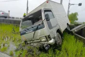 影/颱風天出車禍！小貨車整輛栽進農田　駕駛因是逃逸外勞肇逃