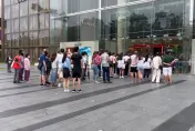 海葵颱風/好久沒放颱風假！台中市區無風無雨　各家百貨塞滿人車