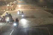 影/颱風夜打架鬧事！台南屁孩逼警鳴槍　他看熱鬧追撞警車