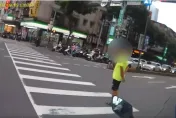 影/闖紅燈還「巡堂式過馬路」！騎士氣嗆：X你媽的勒　網友全喊紓壓