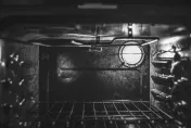 皮膚「鋪」滿命案現場！英國工人活困巨型烤箱中慘遭燒死　連求生鐵棍也融化