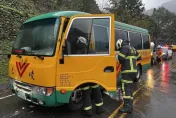颱風停課隔天出意外！巴陵國小校車起火　司機滅火器搶救