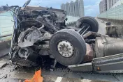 快訊/上班注意！台64板橋出口連結車翻覆　西行全線封閉