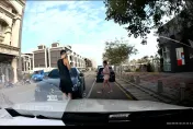 載孩上學逆向被提醒！賓士爆乳媽嗆「我就是故意的、叫警察來抓啊」