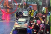 影/超驚險！樹林拖板車卡軌道險遭火車撞　警急CALL堆高機解圍