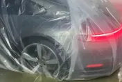 影/暴雨襲閩！將車裝入巨型塑膠袋防水　超狂車主：全地下室就我的沒事
