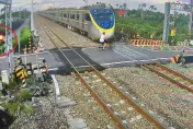 影/驚悚3秒奪命！屏東單車伯火車撞爆頭　鬼遮眼前進、撞車後滾3圈
