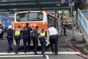 影/新莊公車尖峰時段拋錨卡路中　警民合作使「洪荒之力」推車排除