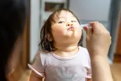 3歲童昏昏欲睡走路不穩　半顆「成人感冒藥」險釀禍