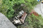 影/疑卸料跑錯地點！砂石車倒車移位從3樓高翻落　駕駛受傷被送醫