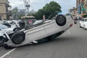 桃園8旬翁街頭暴走！闖紅燈撞飛機車騎士再毀4車　連人帶車慘翻覆