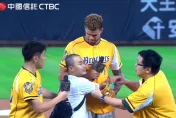 快訊/吃屎哥亂入中信兄弟開球！強抱NBA球星MPJ