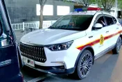 影/街頭驚現「高仿消防車」！他花錢改裝私家車只因「怕超速被抓」