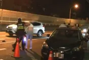 影/太囂張！新莊男拒檢還撂7人車拼　勇警3打9制伏「車上滿是槍毒」